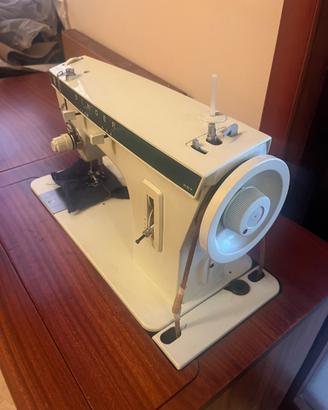 Mobile con macchina da cucire Singer vintage