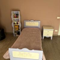 Cameretta bambina(doppio letto,comodino e mensola)