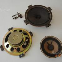 Due altoparlanti per auto