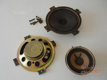 Due altoparlanti per auto