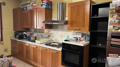 Cucina con elettrodomestici
