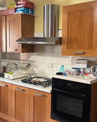 Cucina con elettrodomestici