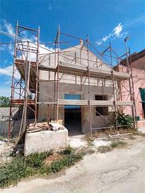 Casa singola con spazio esterno