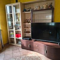 Mobile sala, con vetrina e vetrinetta in vetro.