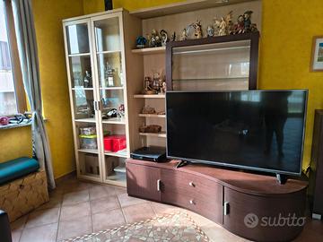 Mobile sala, con vetrina e vetrinetta in vetro.