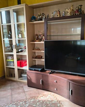 Mobile sala, con vetrina e vetrinetta in vetro.