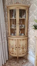 Vetrina angoliera  vintage in stile veneziano.