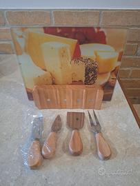 tagliere in legno con posate per formaggi