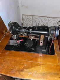 Mobili con macchina da cucire Necchi
