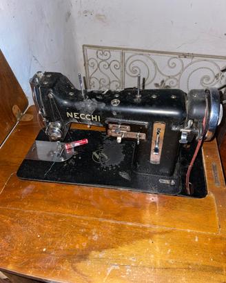 Mobili con macchina da cucire Necchi
