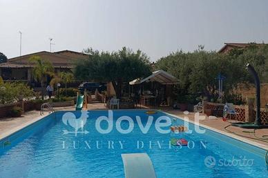 Villa di 320 m² con più di 5 locali e box auto a N