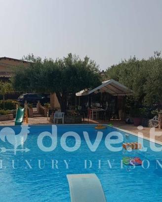 Villa di 320 m² con più di 5 locali e box auto a N