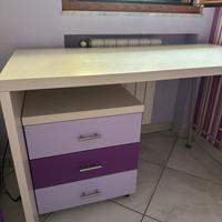 Scrivania con comodino estraibile