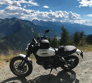 Ducati Classic con cerchi a raggi e sella confort
