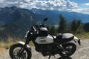 Ducati Classic con cerchi a raggi e sella confort