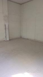 comodo locale commerciale/ufficio 