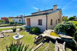 VILLA DI PREGIO: giardino privato, spazi versat...