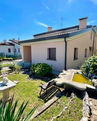 VILLA DI PREGIO: giardino privato, spazi versat...