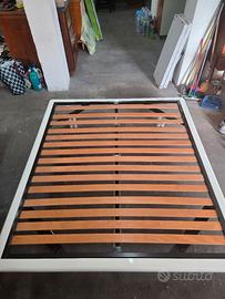 Letto matrimoniale bianco