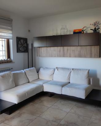 Divano color panna d’arredo completo di tavolo