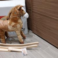 Cavallo a dondolo in peluche per bambini 