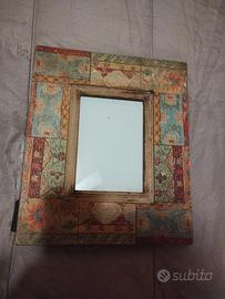 Elegante cornice in legno con un design patchwork 