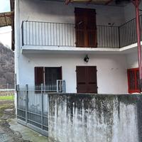Casa da ristrutturare su due piani con terreno