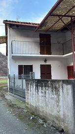 Casa da ristrutturare su due piani con terreno