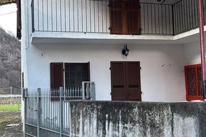 Casa da ristrutturare su due piani con terreno