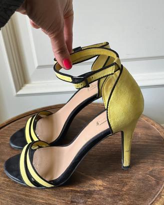 Sandali con tacco e laccetto