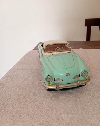 auto vintage in latta 