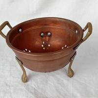 Colapasta vintage in rame con piedini in ottone 