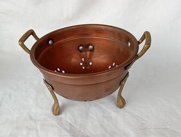 Colapasta vintage in rame con piedini in ottone 