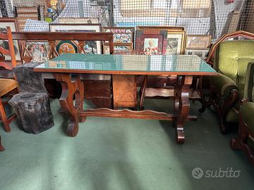 Tavolo in legno con piano in vetro