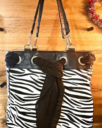 Elegante e Audace: Borsa Shopper Stampa Zebrata