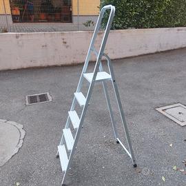 Scala in ferro bianca