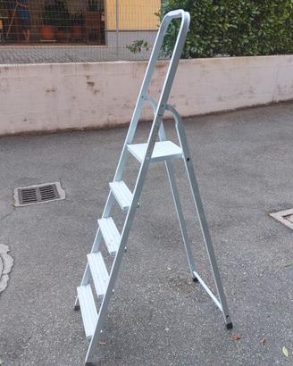 Scala in ferro bianca