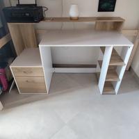 Scrivania con cassettiera e mensola