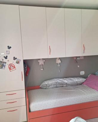 Cameretta Angolare Completa con Due Letti – Ottime
