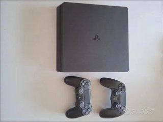 PlayStation 4 slim con 3 joysticks