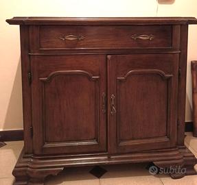 Mobile basso in legno.