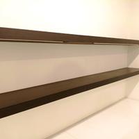 scaffali con luci Led integrate