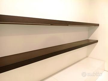 scaffali con luci Led integrate