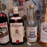 4 vecchie bottiglie di alcolici