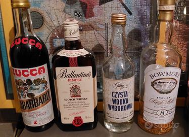 4 vecchie bottiglie di alcolici