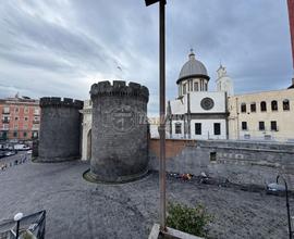 PIAZZA CAPUANA - MONOLOCALE CON AMPIA BALCONATA