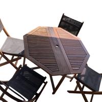 Tavolo con sedie da esterno