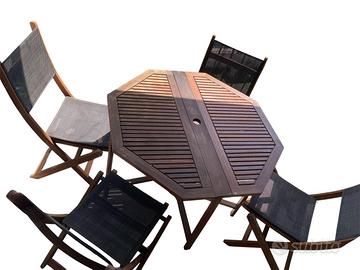 Tavolo con sedie da esterno