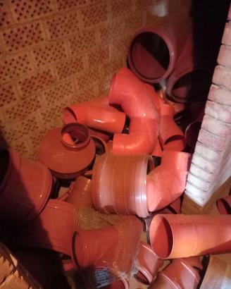 PVC pezzi speciali tubi, avanzi di cantiere nuovi