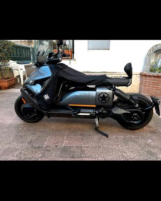 Bmw CE 04  Moto full elettrico con fast charge